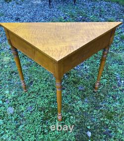 Rare Eldred Wheeler solid tiger maple corner table w drawer strong allover tiger
