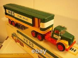 VINTAGE Rare 1975 Hess 18 Wheeler Tractor Trailer BOXED Excellent condition