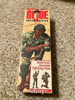 1965 Vintage Hasbro Black Gi Joe Action Soldier Negro & Rare 7900 Boîte Paperasse