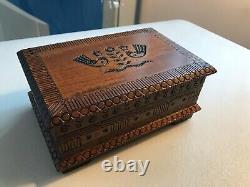 Boîte à bibelots en bois rare et vintage avec ornements en laiton sculptés à la main, fabriquée en Pologne.