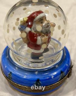 Boîte à pilules de Noël rare de Limoges France avec le Père Noël sous une boule à neige