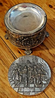 Boîte à poudre coloniale rare en argent avec couvercle et pieds, de collection et musicale.
