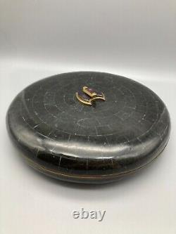 Boîte circulaire en pierre tessellée avec accent en laiton Maitland Smith des années 1970 - Très rare.