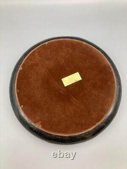 Boîte circulaire en pierre tessellée avec accent en laiton Maitland Smith des années 1970 - Très rare.