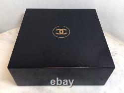 Boîte de rangement rare pour bijoux et maquillage en bois laqué noir avec logo CC de CHANEL