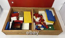 Boîte en bois rare de Lego vintage remplie de Legos des années 1960 Collectionnable