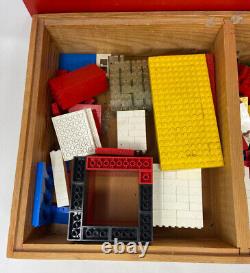 Boîte en bois rare de Lego vintage remplie de Legos des années 1960 Collectionnable