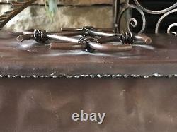 Boîte en métal vintage soudée avec un couvercle de commode mexicaine rustique de cow-boy primitif rare
