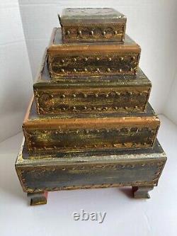 Boîte en pyramide rare en bois et en métal mélangé, fabriquée à la main en Inde hindoue vintage de 17 pouces de hauteur