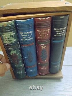 Coffret de décanter en bois avec verres et livre factice de Shakespeare vintage rare