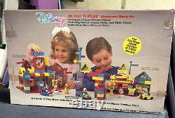 En français, le titre se traduit comme suit : Vintage 1989 Mattel DISNEY Construire et Jouer Ensemble de Blocs Mainstreet Neuf dans une Boîte Ouverte RARE.
