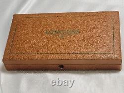 Excellent Condition Rare Vintage Longines Gold Gilt Mens Wristwatch Box Case 
<br/>      
<br/> 

Traduction en français: Excellent état Rare Vintage Longines Doré Gilt Montre-bracelet pour hommes Boîte de rangement