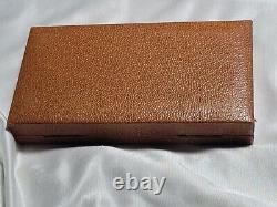 Excellent Condition Rare Vintage Longines Gold Gilt Mens Wristwatch Box Case
<br/>	 <br/>	

Traduction en français: Excellent état Rare Vintage Longines Doré Gilt Montre-bracelet pour hommes Boîte de rangement