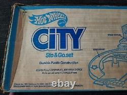Rare Vintage 1980 Hot Wheels City Sto & Go Playset #3324 dans sa boîte d'origine