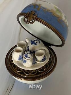 Rare Vintage Boîte à bibelots en porcelaine de Limoges, France avec un ensemble de thé miniature à l'intérieur