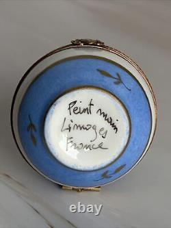 Rare Vintage Boîte à bibelots en porcelaine de Limoges, France avec un ensemble de thé miniature à l'intérieur