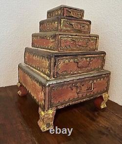 Rare Vintage Boîte pyramide en bois avec métaux mixtes fabriquée à la main en Inde hindoue 17+ de haut