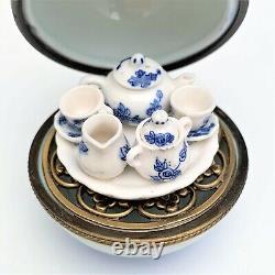 Rare Vintage Limoges, France Porcelain Boîte à bijoux avec un mini service à thé à l'intérieur.