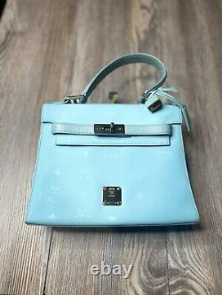 Sac bandoulière à deux poignées de style monogramme rare Aqua Blue Vintage MCM