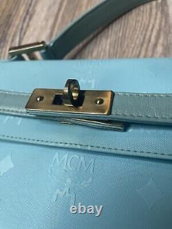 Sac bandoulière à deux poignées de style monogramme rare Aqua Blue Vintage MCM