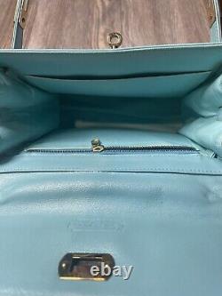 Sac bandoulière à deux poignées de style monogramme rare Aqua Blue Vintage MCM