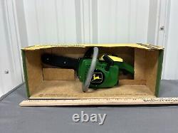 Scie à chaîne jouet vintage Ertl John Deere neuf dans sa boîte verte et jaune RARE