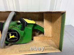 Scie à chaîne jouet vintage Ertl John Deere neuf dans sa boîte verte et jaune RARE