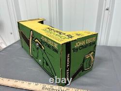 Scie à chaîne jouet vintage Ertl John Deere neuf dans sa boîte verte et jaune RARE