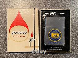 Vintage 1960s Pennsylvania State Snowmobile Assn. Zippo Lighter with Box RARE  <br/>
La lumière Zippo vintage de l'association des motoneiges de l'État de Pennsylvanie des années 1960 avec boîte RARE