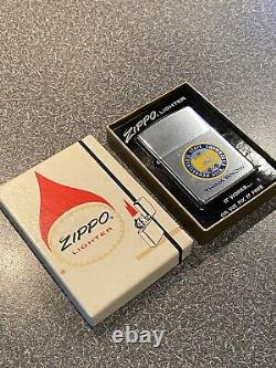 Vintage 1960s Pennsylvania State Snowmobile Assn. Zippo Lighter with Box RARE
   <br/>	 La lumière Zippo vintage de l'association des motoneiges de l'État de Pennsylvanie des années 1960 avec boîte RARE