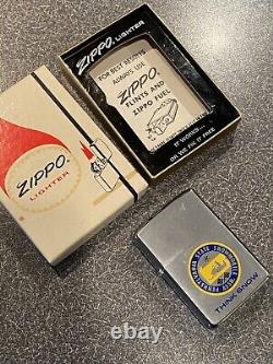 Vintage 1960s Pennsylvania State Snowmobile Assn. Zippo Lighter with Box RARE	<br/> 

La lumière Zippo vintage de l'association des motoneiges de l'État de Pennsylvanie des années 1960 avec boîte RARE