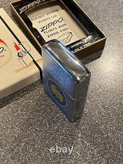 Vintage 1960s Pennsylvania State Snowmobile Assn. Zippo Lighter with Box RARE	<br/> 
La lumière Zippo vintage de l'association des motoneiges de l'État de Pennsylvanie des années 1960 avec boîte RARE