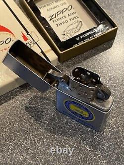 Vintage 1960s Pennsylvania State Snowmobile Assn. Zippo Lighter with Box RARE 
 <br/> 
	La lumière Zippo vintage de l'association des motoneiges de l'État de Pennsylvanie des années 1960 avec boîte RARE