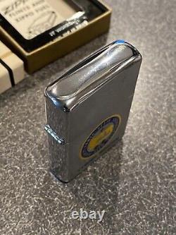 Vintage 1960s Pennsylvania State Snowmobile Assn. Zippo Lighter with Box RARE <br/>  	La lumière Zippo vintage de l'association des motoneiges de l'État de Pennsylvanie des années 1960 avec boîte RARE