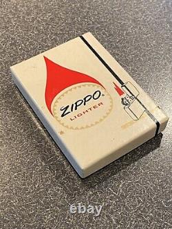 Vintage 1960s Pennsylvania State Snowmobile Assn. Zippo Lighter with Box RARE  <br/> La lumière Zippo vintage de l'association des motoneiges de l'État de Pennsylvanie des années 1960 avec boîte RARE