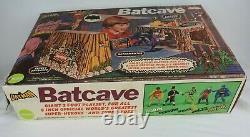 Vintage 1974 Mego Rare Grande Boîte Batman Batcave Playset De Travail Bat Signal