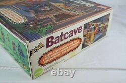 Vintage 1974 Mego Rare Grande Boîte Batman Batcave Playset De Travail Bat Signal