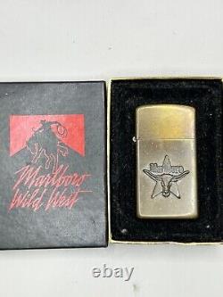 Vintage 1993 Marlboro Longhorn Steer Emblem Brass Zippo Lighter New In Box Rare	<br/>
Translation: Briquet Zippo en laiton avec l'emblème du Taureau Longhorn Marlboro de 1993, neuf dans sa boîte, rare.