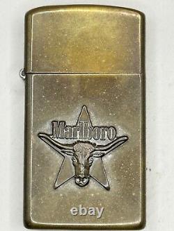 Vintage 1993 Marlboro Longhorn Steer Emblem Brass Zippo Lighter New In Box Rare  

 <br/>	Translation: Briquet Zippo en laiton avec l'emblème du Taureau Longhorn Marlboro de 1993, neuf dans sa boîte, rare.