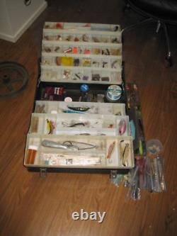 Vintage Mon Buddy Tackle Boîte De Pêche Pleine D'équipement 8 Bacs Collecteurs & Rare