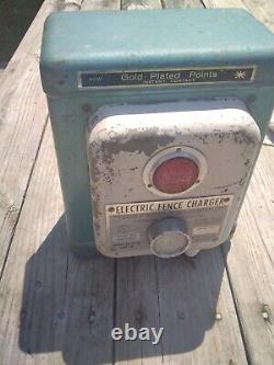 Vintage Sears Roebuck 1943 Boîtier de chargeur de clôture électrique avec pointes plaquées or RARE