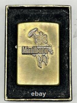 Zippo briquet en laiton Vintage 1999 avec l'emblème du cow-boy Marlboro, neuf dans sa boîte - Rare